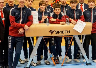 Teilnehmer Bundes-Pokal für Landesverbandsmannschaften hinter Pferd