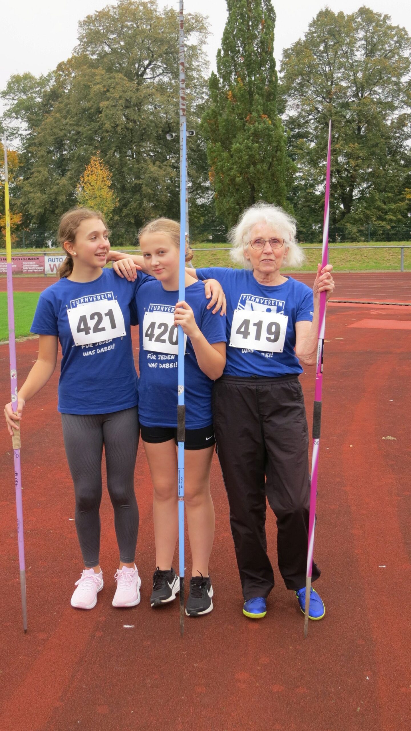 Christa Scheich, Annika Jockel und Martha Wolf beim Werfertag mit Speer