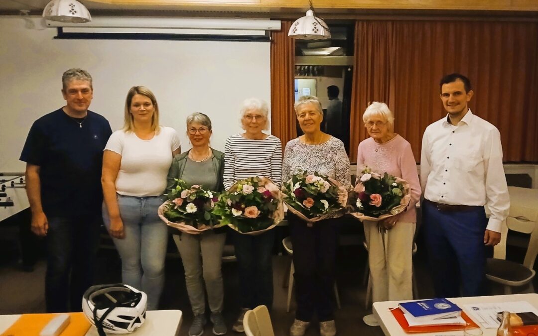 Vorstandsmitglieder und geehrte langjährige Übungsleiterinnen Von links: Wolfgang Sgorsaly, Nadine Herbst, Monika Moodt, Christa Scheich, Luise Wies, Käthe Desch, Sebastian Keßler.