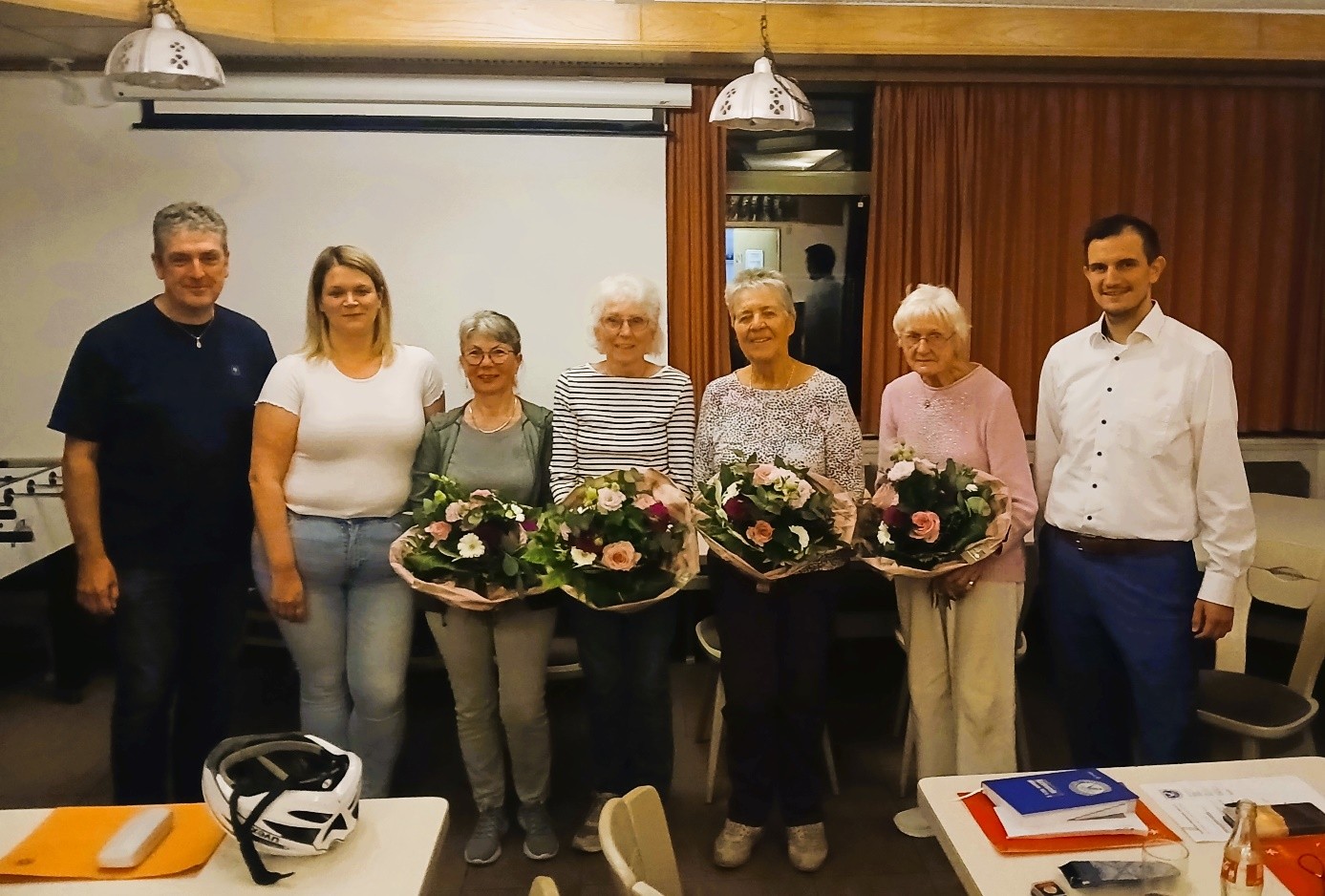 Vorstandsmitglieder und geehrte langjährige Übungsleiterinnen<br />
Von links: Wolfgang Sgorsaly, Nadine Herbst, Monika Moodt, Christa Scheich, Luise Wies, Käthe Desch, Sebastian Keßler.