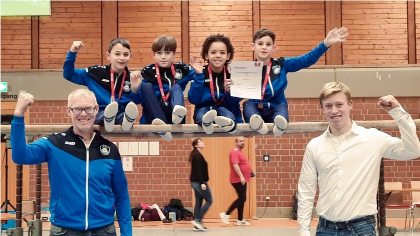 Klaus Zahn Trainer, Jakob Zahn Kampfrichter und von links Tim Günter und Aaron Hartwig vom TVL sowie Macario Colas vom TV Oberrodenbach und Johannes Kreher von der TSG Somborn. Auf Bild 2 ist von links Neo Pisa TV Bad Orb, Fabian Maus TV Lieblos, Arvid Hartwig TV Lützelhausen und Oscar Bondoc TV Bad Orb.