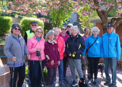 Walkinggruppe mit Christa Scheich am Dorfbrunnen in Lützelhausen